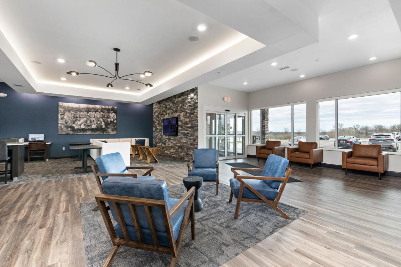 Holiday Inn Express Kansas City North Parkville By Ihg Exterior photo